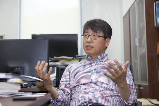 박 부연구단장은 연성물리학 실험그룹을 이끌며 나노 크기의 엔진을 만드는 실험도 하고, 액체와 고체 사이 경계면의 연구에도 주력하고 있다. - IBS 제공